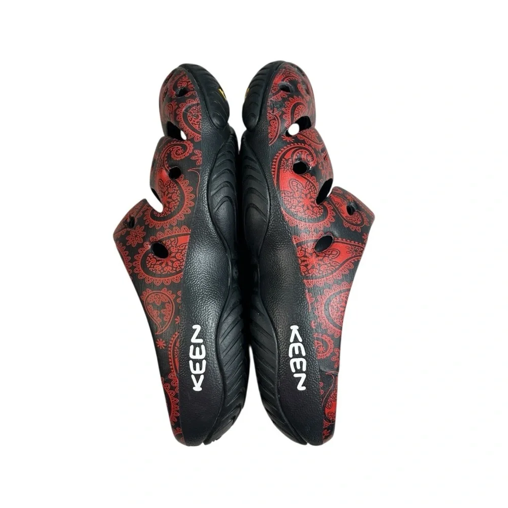 Keen Yogui Arts Clogs Sandals in Rip City Paisley (Red/Black) Pattern Size M7/W9